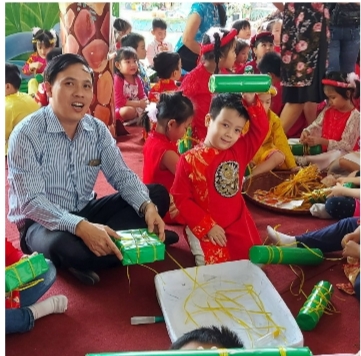 Trường Mầm Non Họa My tổ chức cho các Bé tập gói bánh chưng nhân dịp Tết Nguyên Đán năm 2023