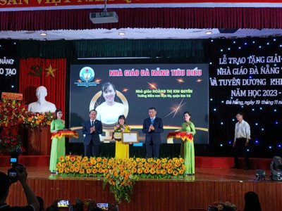 cô giáo Hoàng Thị Kim Quyên được vinh danh với giải thưởng "Nhà giáo Đà Nẵng tiêu biểu"