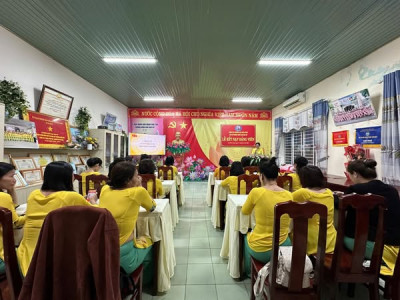 Chi bộ Trường Mầm Non Hoạ My chúc mừng đồng chí Vũ Thị Ánh Ngọc đã chính thức được đứng vào hàng ngũ của Đảng.