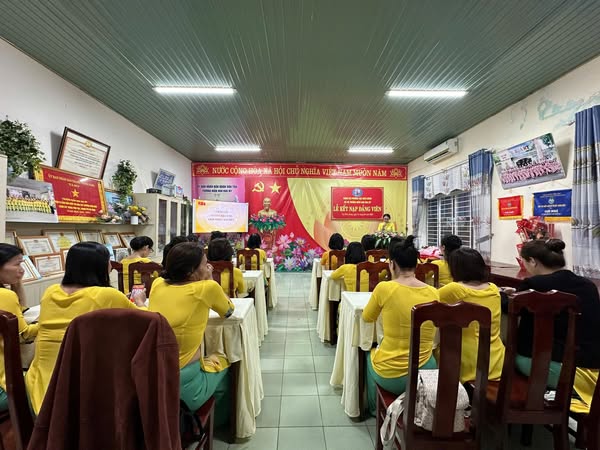 Chi bộ Trường Mầm Non Hoạ My chúc mừng đồng chí Vũ Thị Ánh Ngọc đã chính thức được đứng vào hàng ngũ của Đảng.