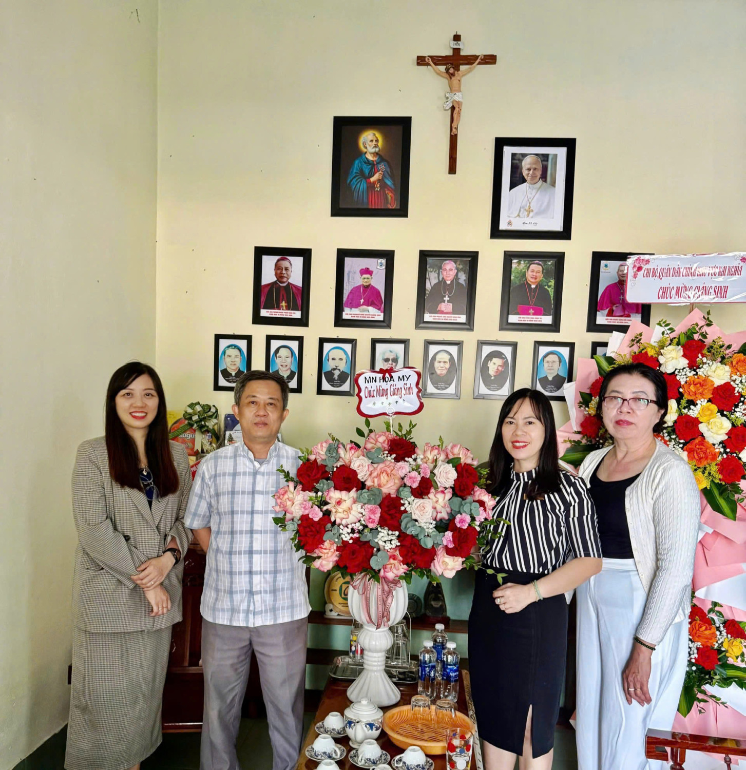 Trường mầm non hoạ my chúc mừng giáng sinh tại nhà thờ nhượng nghĩa