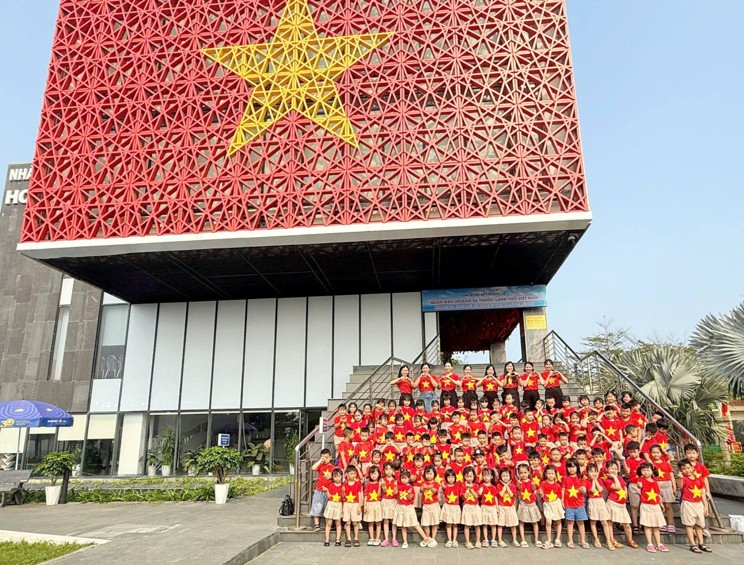 Trường mầm non họa my tổ chức cho trẻ tham quan nhà trưng bày hoàng sa    Hưởng ứng các hoạt động kỷ niệm 51 năm Ngày Giải phóng miền Nam – Thống nhất đất nước (30/4/1975 – 30/4/2026), Trường Mầm non Họa My đã tổ c