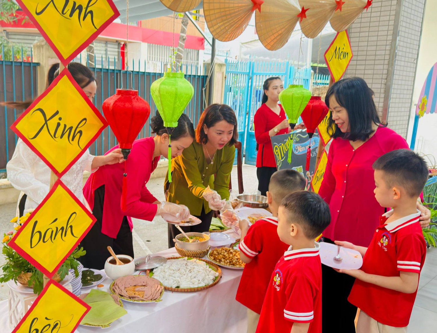 Trường mầm non họa my cơ sở 3 tưng bừng tổ chức tiệc buffet sáng cho trẻ  Sáng ngày 14/4/2026, Trường Mầm non Họa My trở nên náo nhiệt khi nhà trường tổ chức buffet sáng trải nghiệm dành cho các bé.  Không gian buổi tiệc được trang trí 